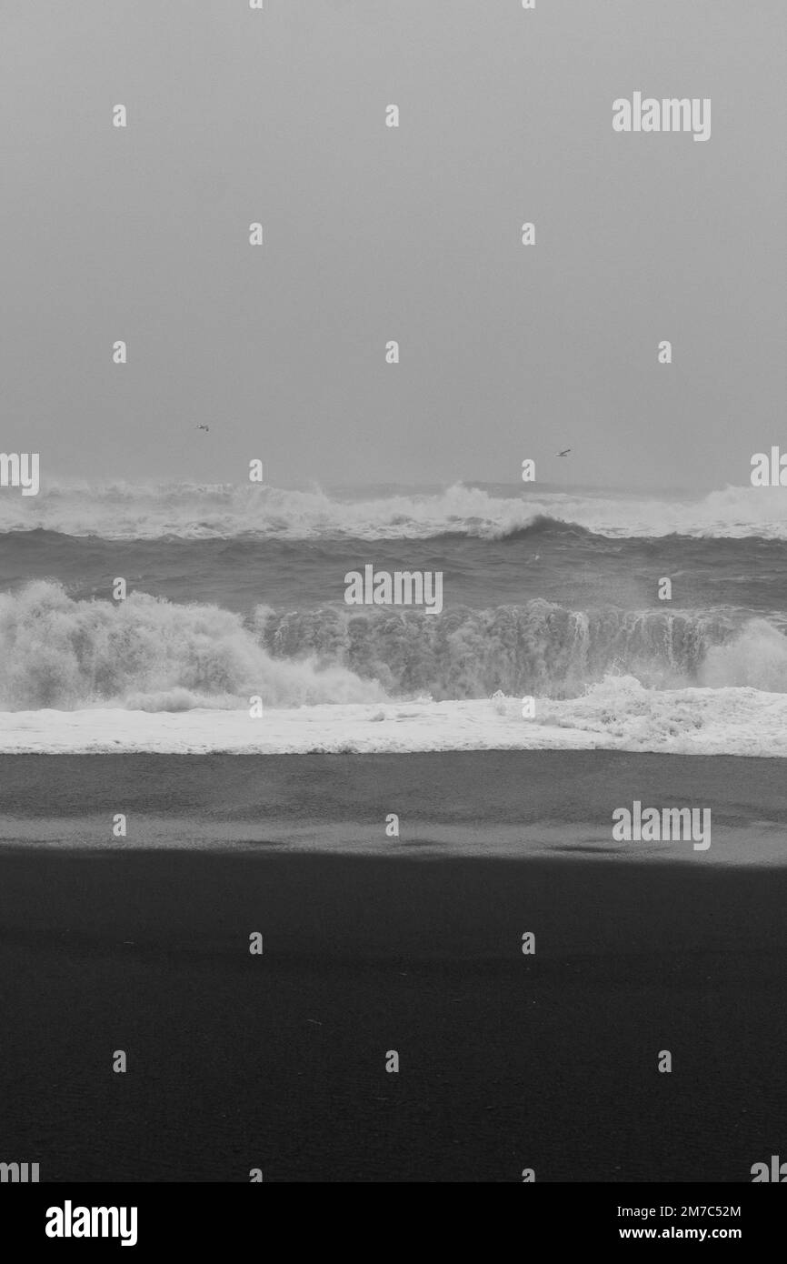 Stürmisches Meer mit riesigen Wellen, einfarbiges Landschaftsfoto Stockfoto