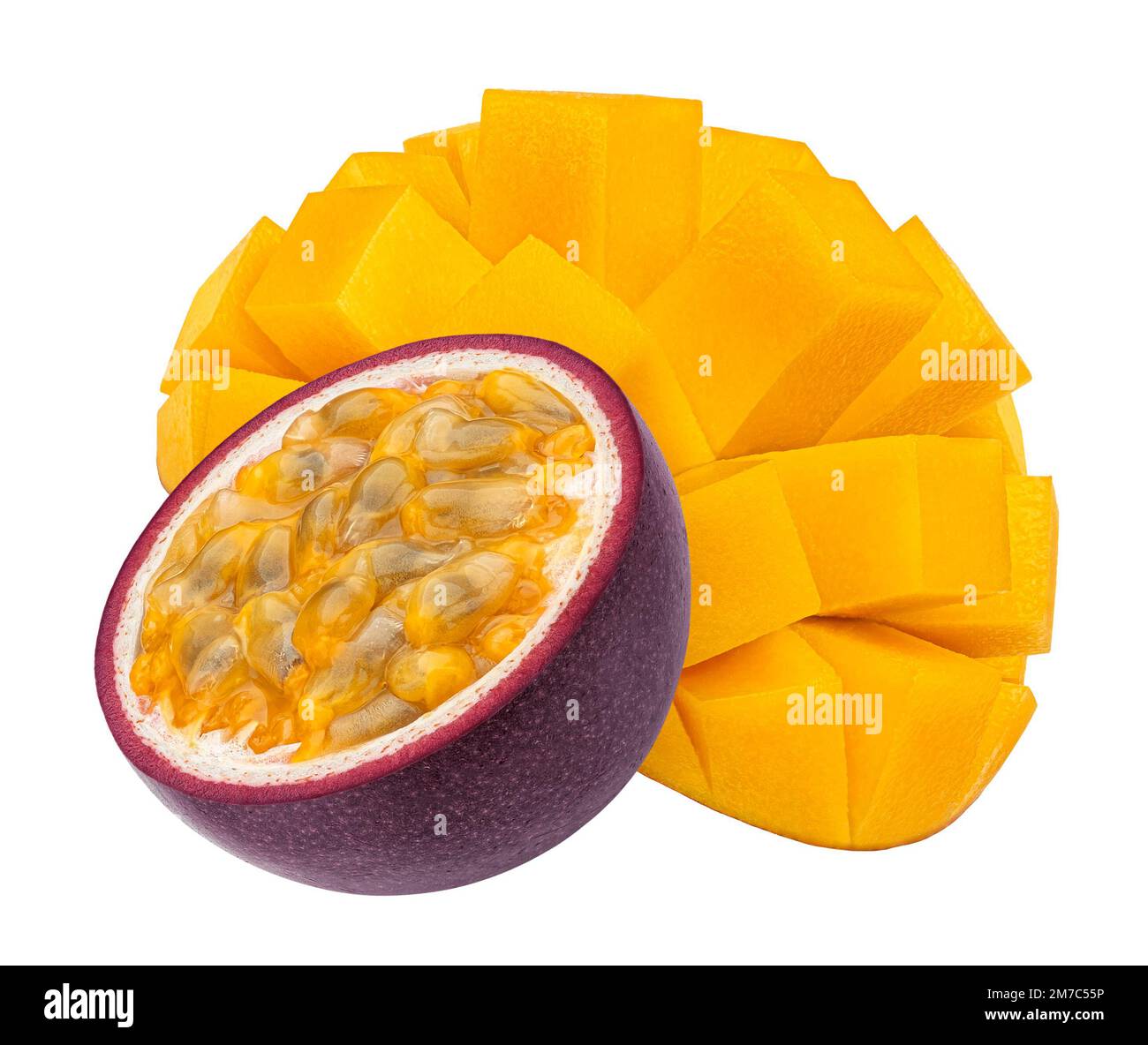 Passionsfrucht und Mango isoliert auf weißem Hintergrund Stockfoto