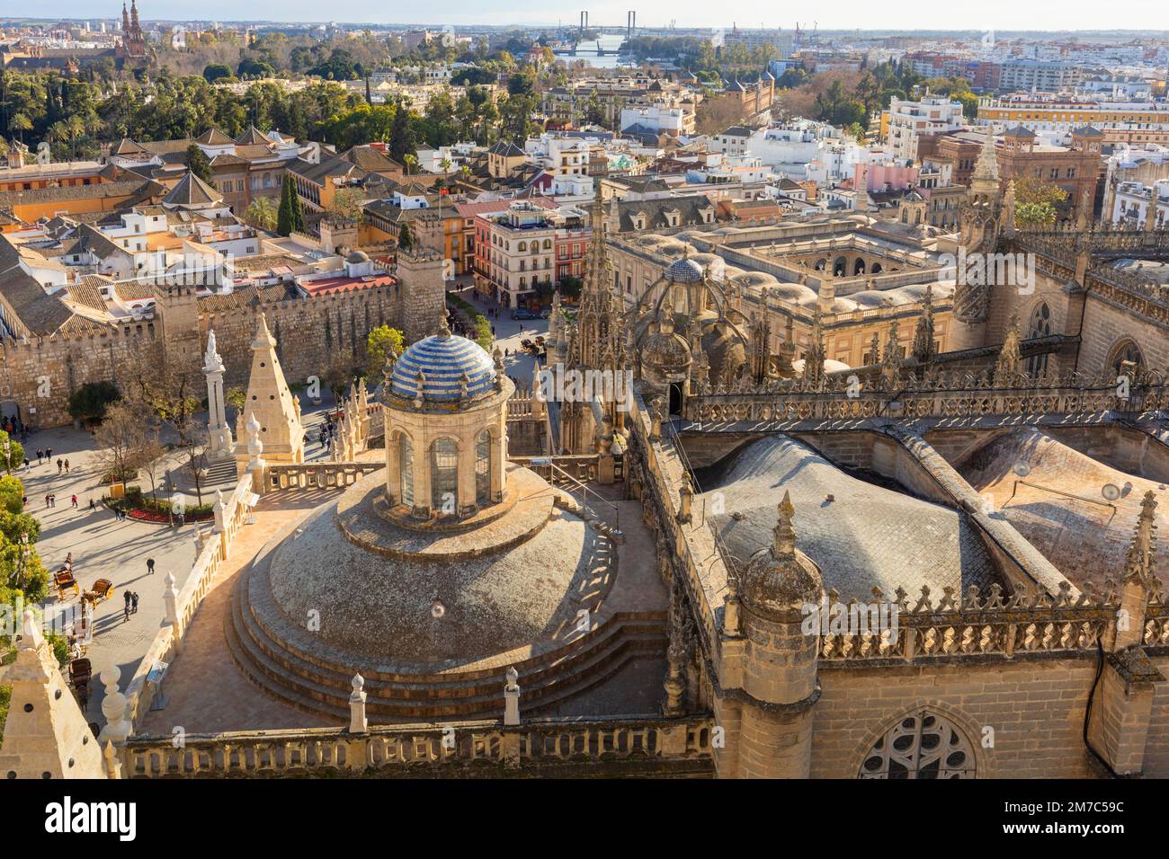 Blick über das historische Zentrum von Sevilla, Spanien vom Giralda-Turm. Die Kathedrale, Alcázar und das Archivo de Indias in Sevilla bilden ein UNESCO-Welthotel Stockfoto