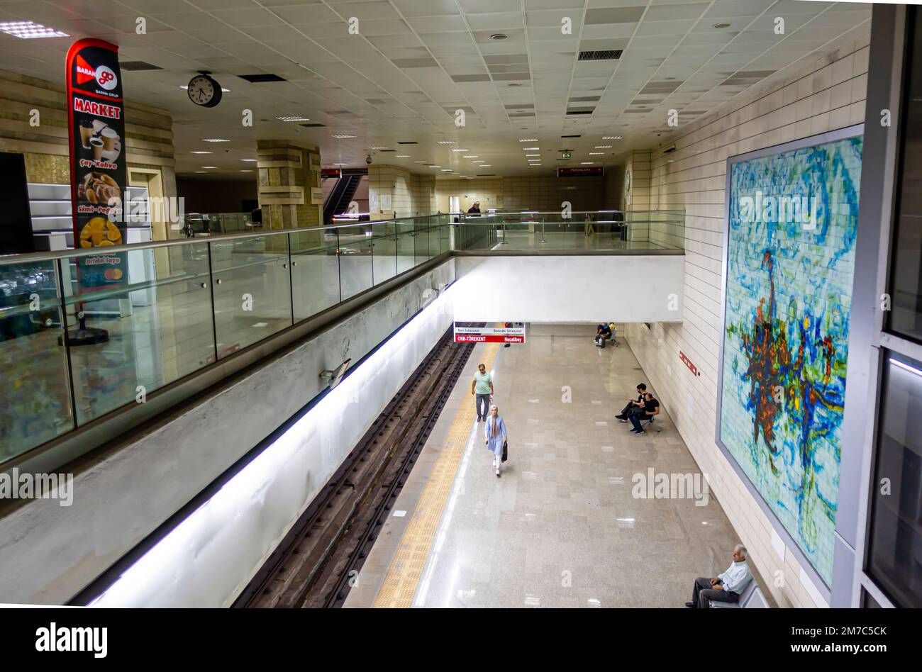 Kunstwerke in der Ankara U-Bahn. Wandmosaike, Skulpturen Stockfoto