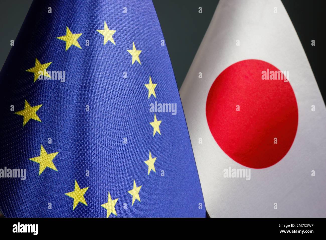 Die Flaggen der EU und Japans sind als Konzept der Handelsbeziehungen Seite an Seite. Stockfoto