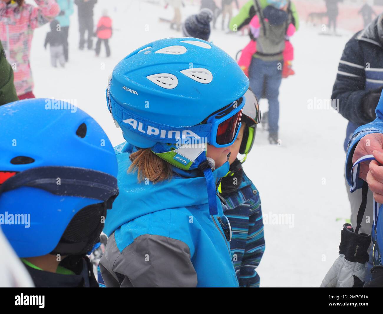 Kinder mit Skihelmen in der Skischule Stockfoto