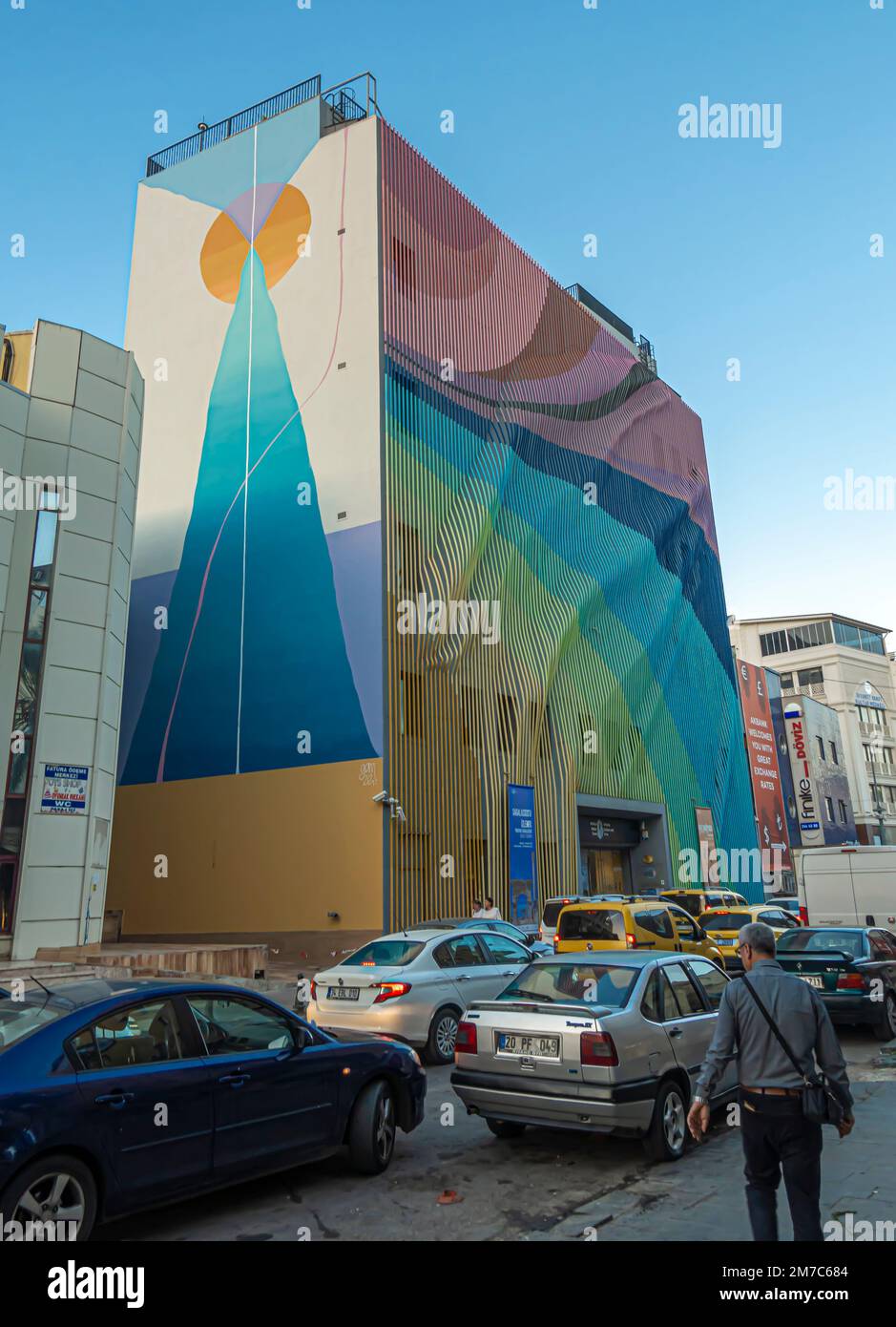 Wandbilder Von Antalya. Gamze Yalçın Hakkında Wandgemälde an der Fassade des AKS-Gebäudes, 2021. Antalya-Wandbild, Türkei Stockfoto
