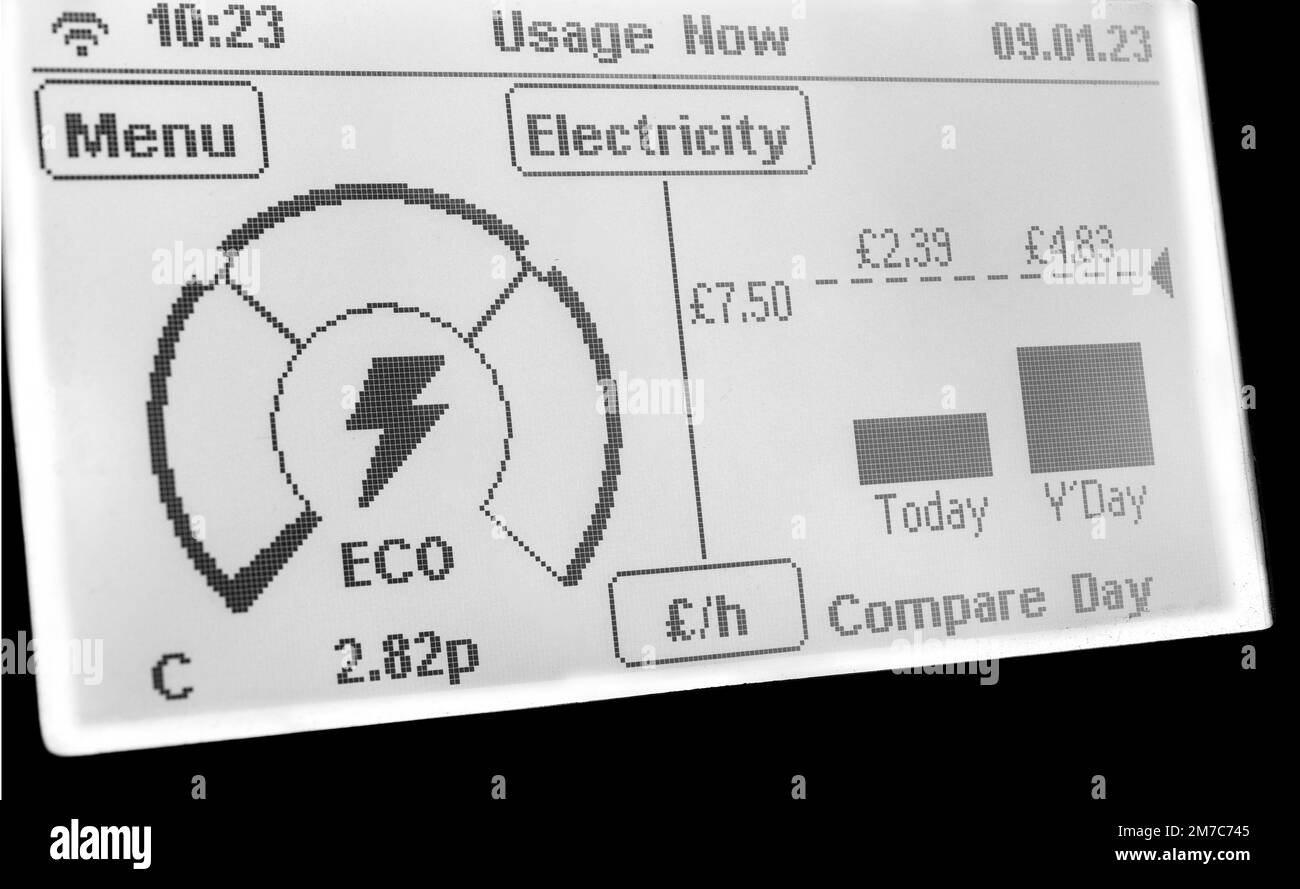 Intelligenter Zählerbildschirm, der den Stromverbrauch anzeigt und den Verbrauch am Vortag vergleicht Stockfoto