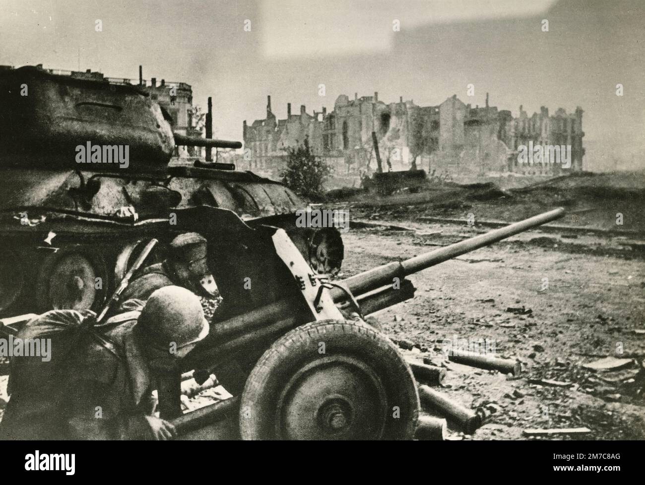 Soldaten schießen mit einer Kanone im 2. Weltkrieg, Deutschland 1945 Stockfoto