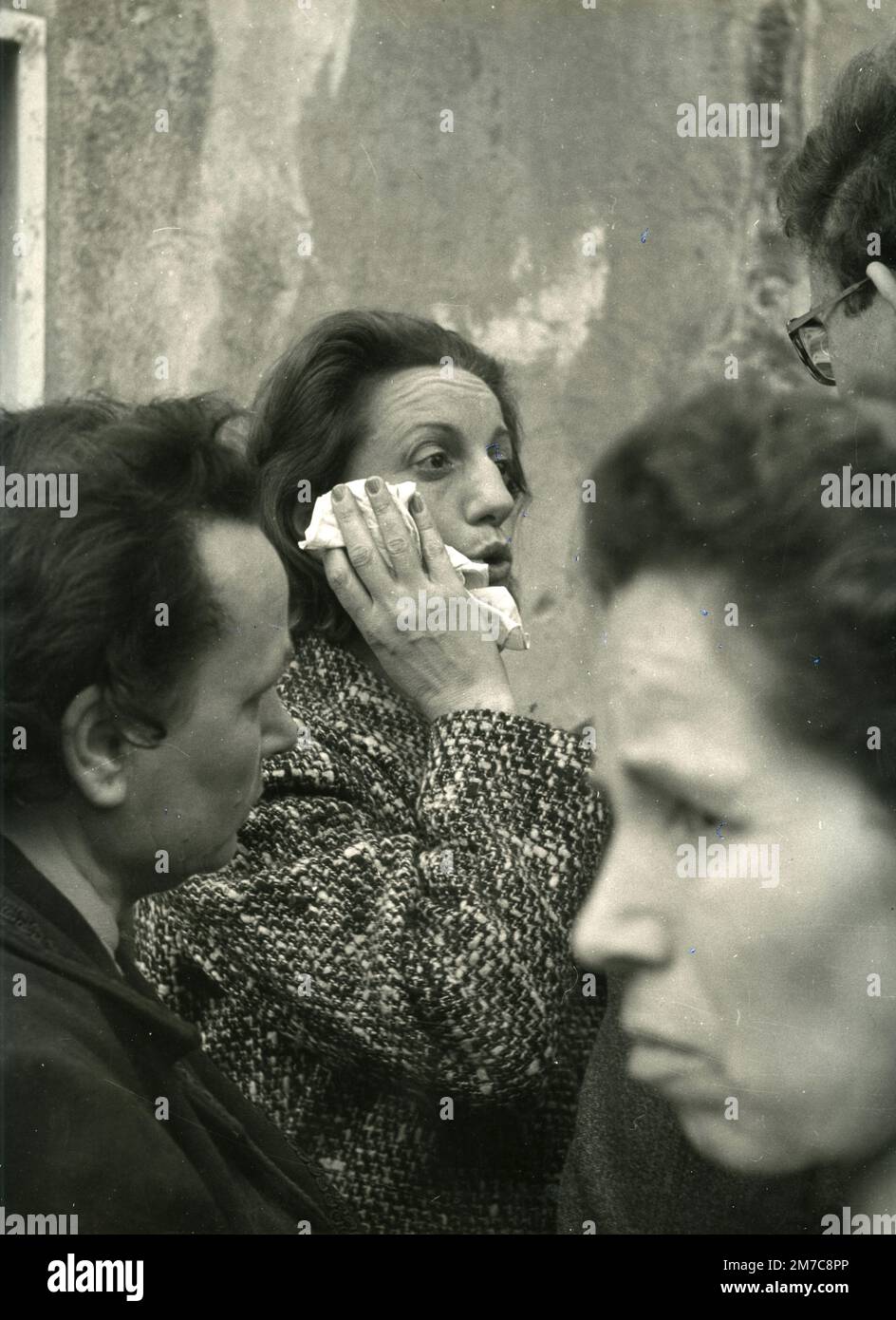 Verzweifelte Frauen in der Via Catullo nach dem Einsturz der Straße, Neapel, Italien 1960er Stockfoto