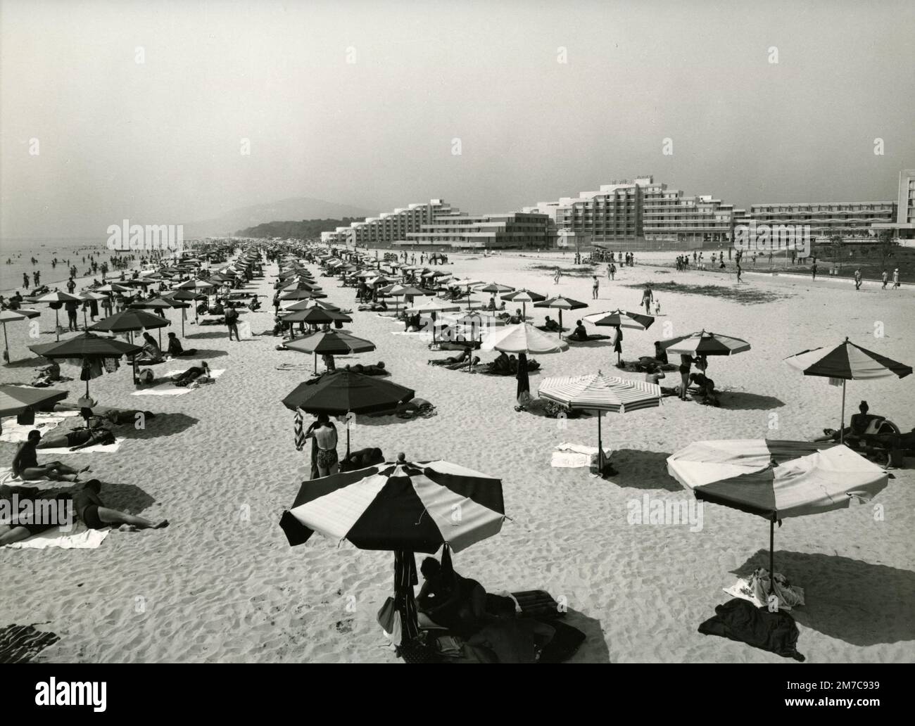 Blick auf den Strand und das Resort in Albena, Bulgarien 1960er Stockfoto
