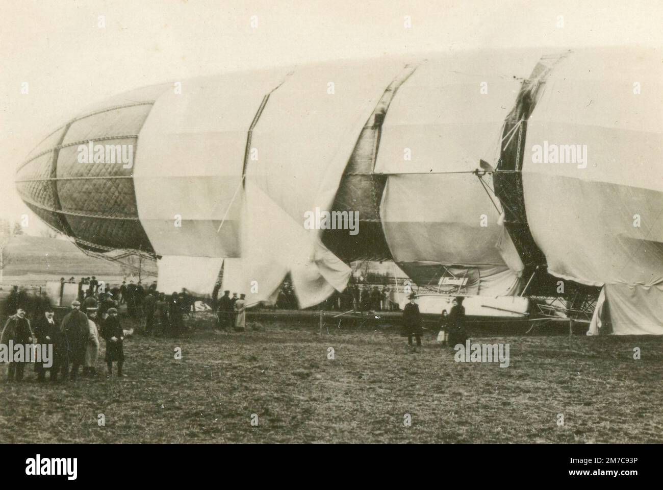 Deutsches Versuchsluftschiff LZ 2, gebaut vom Luftschiffbau Zeppelin, nach der Deinstallation, Deutschland 1906 Stockfoto
