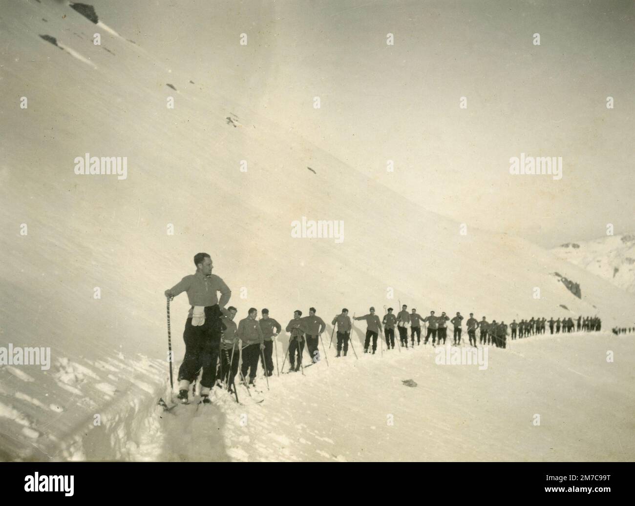 Lange Skilanglauflinie, 1950er Stockfoto
