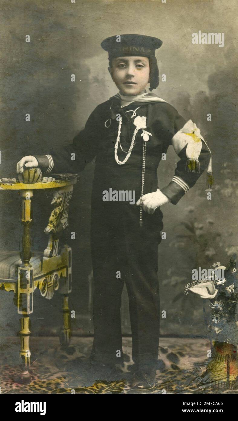 Farbenfrohes Vintage-Foto eines jungen Mannes im Seemannsstil, Italien 1920er Stockfoto