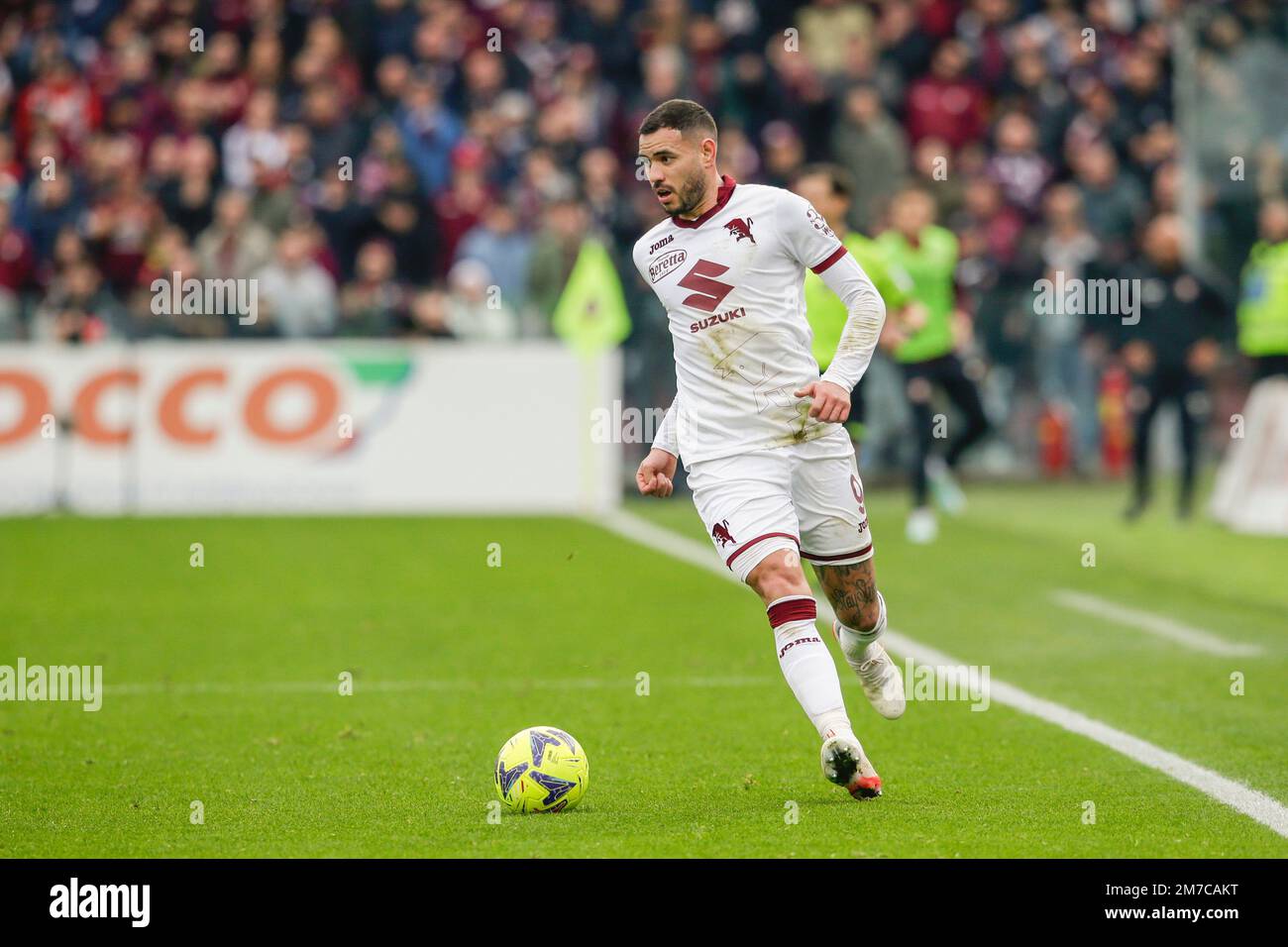 Der Paraguayanische Stürmer Antonio Sanabria kontrolliert den Ball
