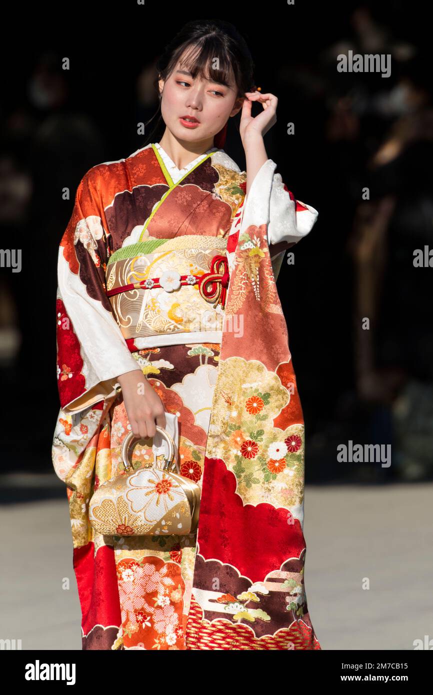 Junge Frau im Kimono auf Tag der Erwachsenen am Meiji Schrein, Harajuku, Tokio, Japan Stockfoto