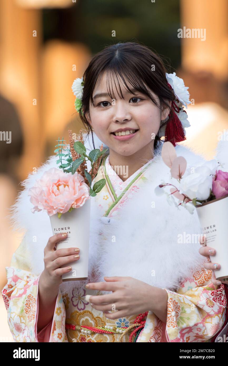 Junge Frau im Kimono auf Tag der Erwachsenen am Meiji Schrein, Harajuku, Tokio, Japan Stockfoto