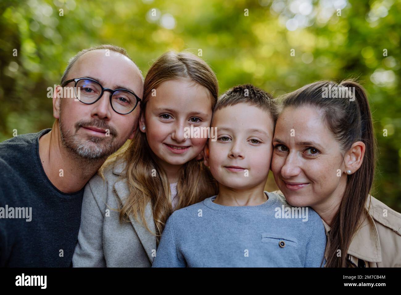 Porträt einer glücklichen Familie mit Kindern im Wald. Stockfoto