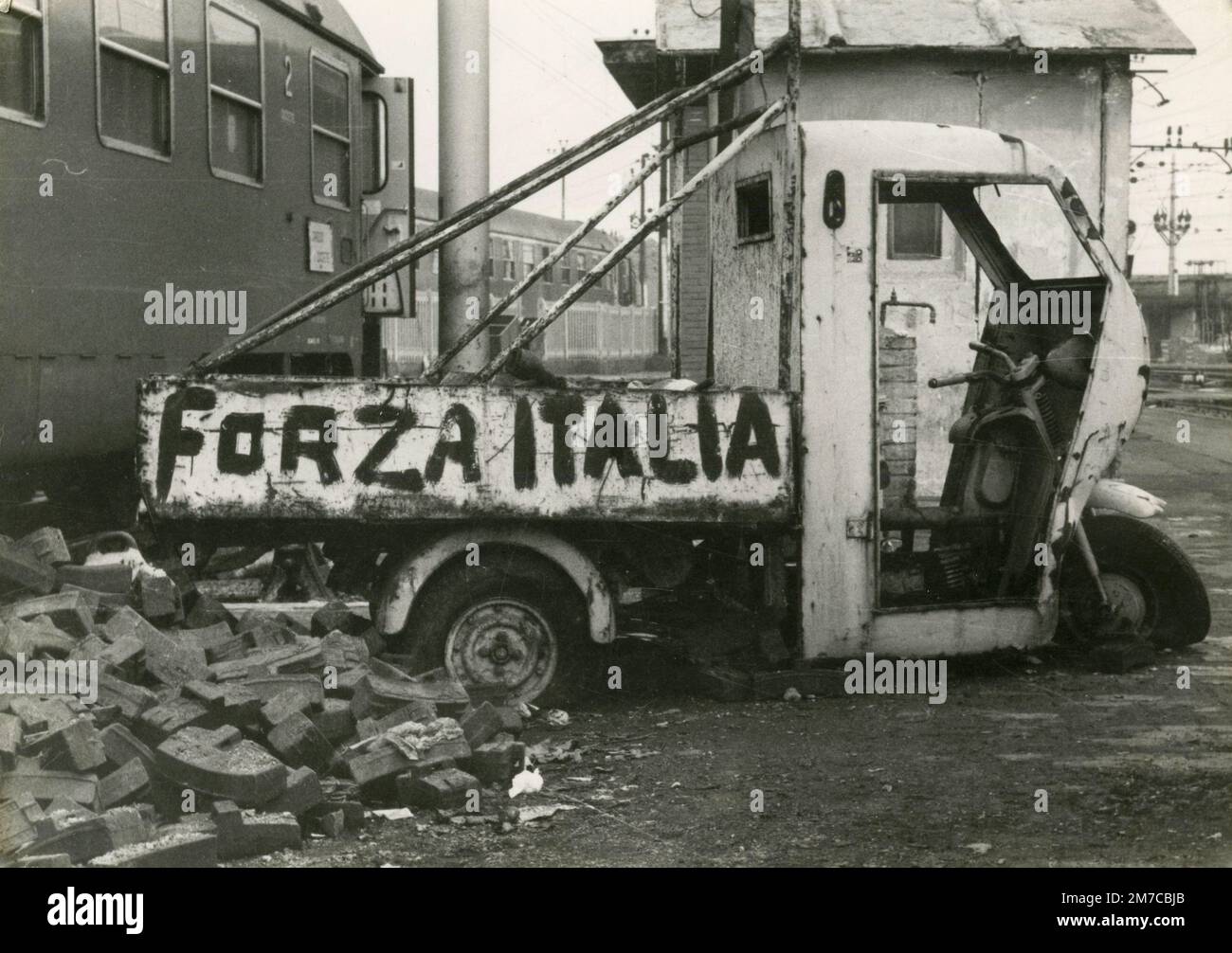 Verlassener Affen-Dreirad-Wagen mit dem Schild Forza Italia, Prenestina Station, Rom, Italien 1978 Stockfoto