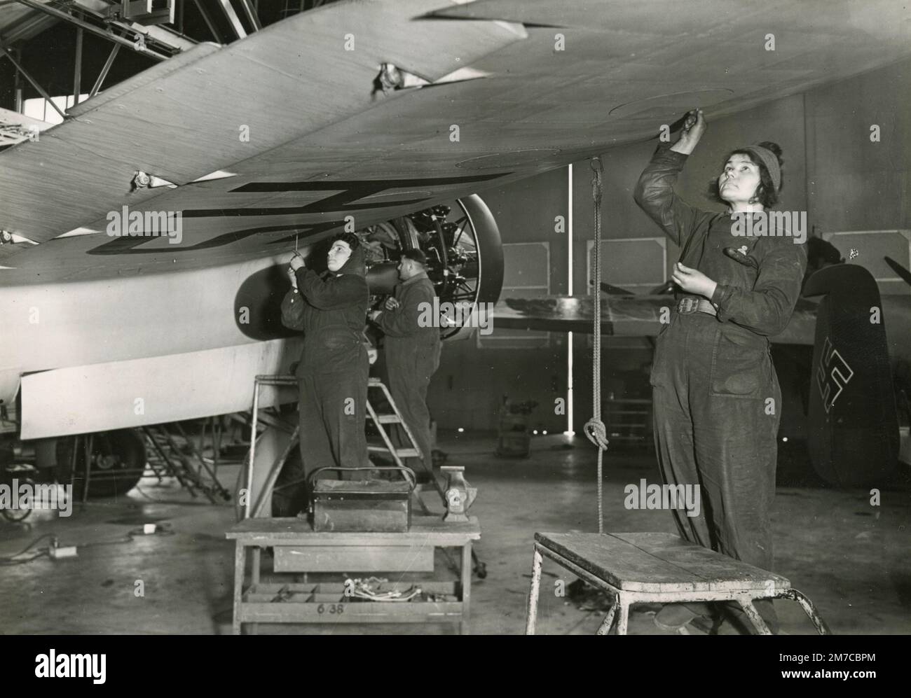 Deutsche Frauen, die eine Maschine in einem Flugzeugwerk zusammenbauen, Deutschland 1940 Stockfoto