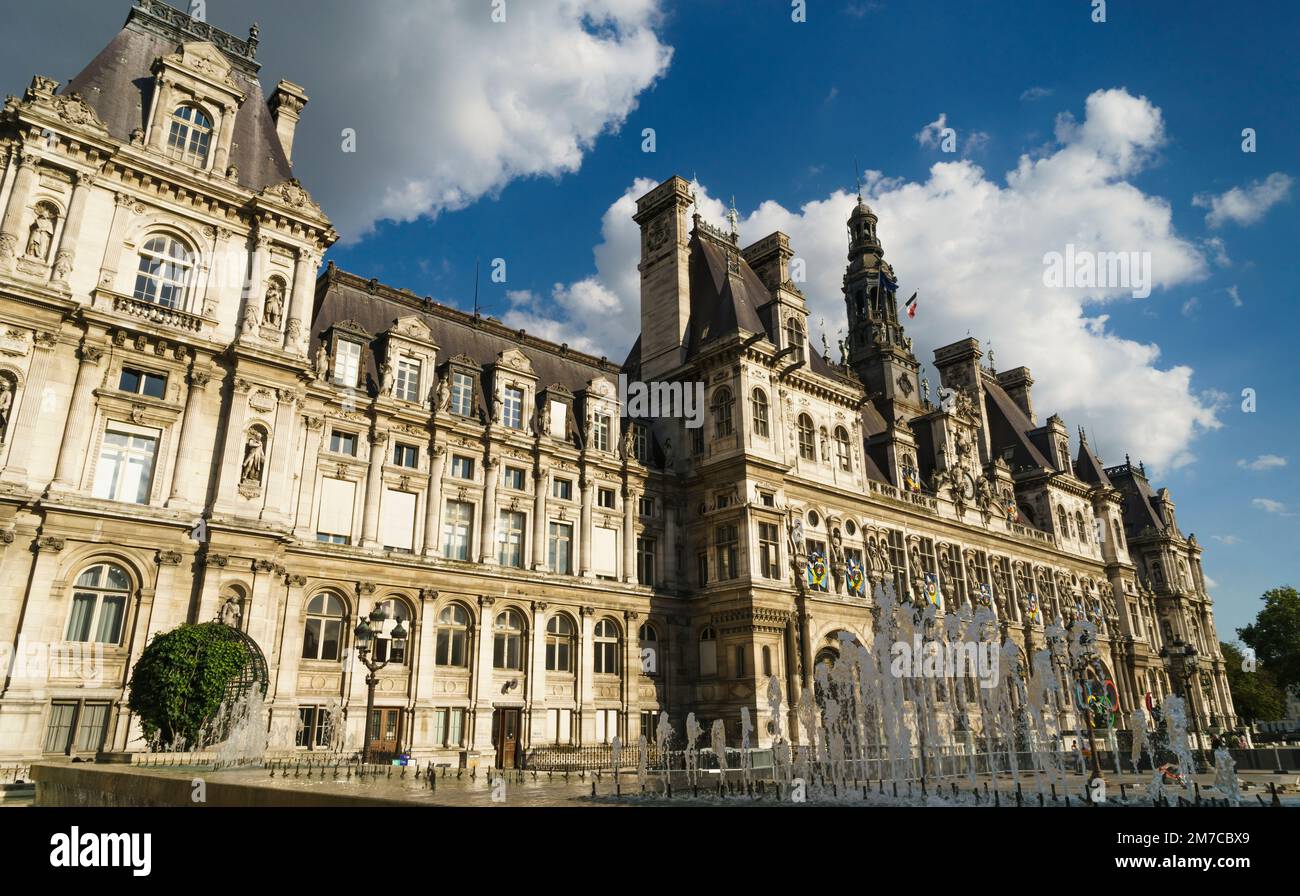 Blick auf das Hotel De Ville in Paris, ein Palast, der seit 1357 Sitz des Rathauses ist. Stockfoto