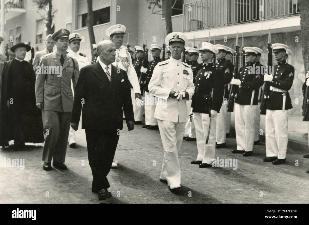 Italienische politische Persönlichkeit besucht amerikanische Militärbaracken, 1950er Stockfoto