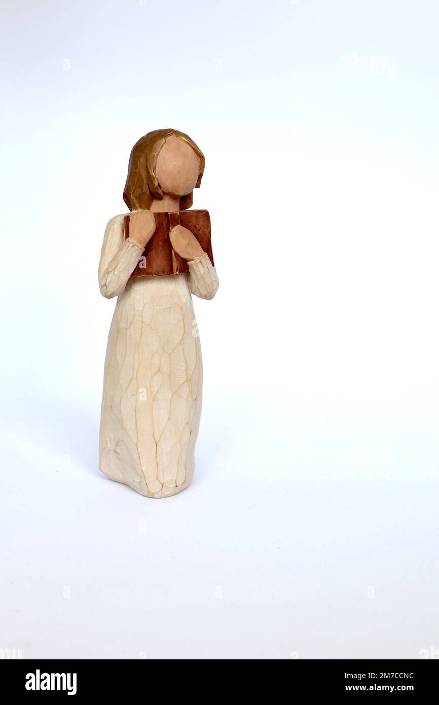 Weidenbaumschmuck von Susan Lordi. Produziert von Demarco. Jede ist einzeln benannt und datiert, wann sie in der Sammlung herauskam. Stockfoto