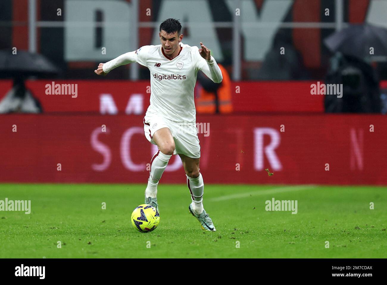 Mailand, Italien. 08. Januar 2023. Roger Ibanez von AS Roma in Aktion während des Fußballspiels der Serie A vor dem AC Mailand und als Roma im Stadio Giuseppe Meazza am 8. Januar 2023 in Mailand, Italien . Kredit: Marco Canoniero/Alamy Live News Stockfoto