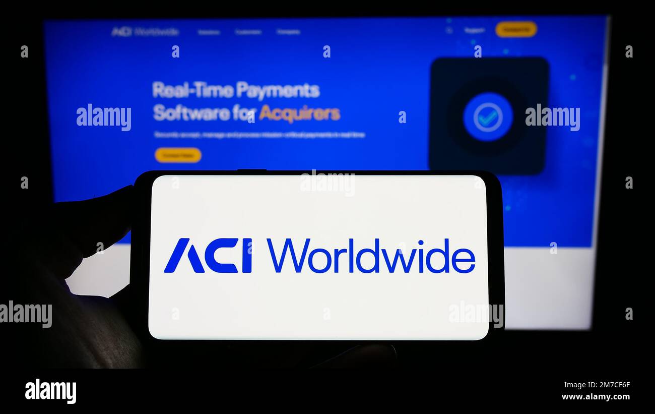 Person, die ein Smartphone mit dem Logo des US-Zahlungsunternehmens ACI Worldwide Inc. Auf dem Bildschirm vor der Website hält. Konzentrieren Sie sich auf das Display des Telefons. Stockfoto