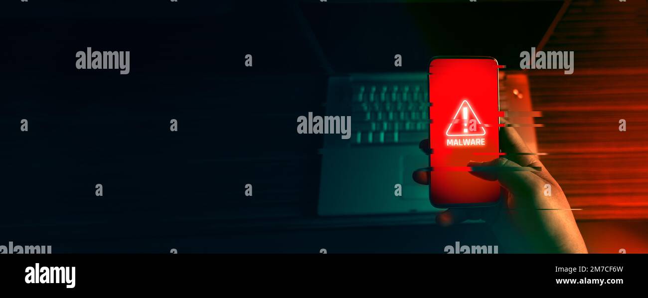 Ein anonymer Hacker und verwendet eine Malware mit Handy, um Passwort die persönlichen Daten und Geld von Bankkonten zu hacken. Das Konzept der Cyberkriminalität. Stockfoto