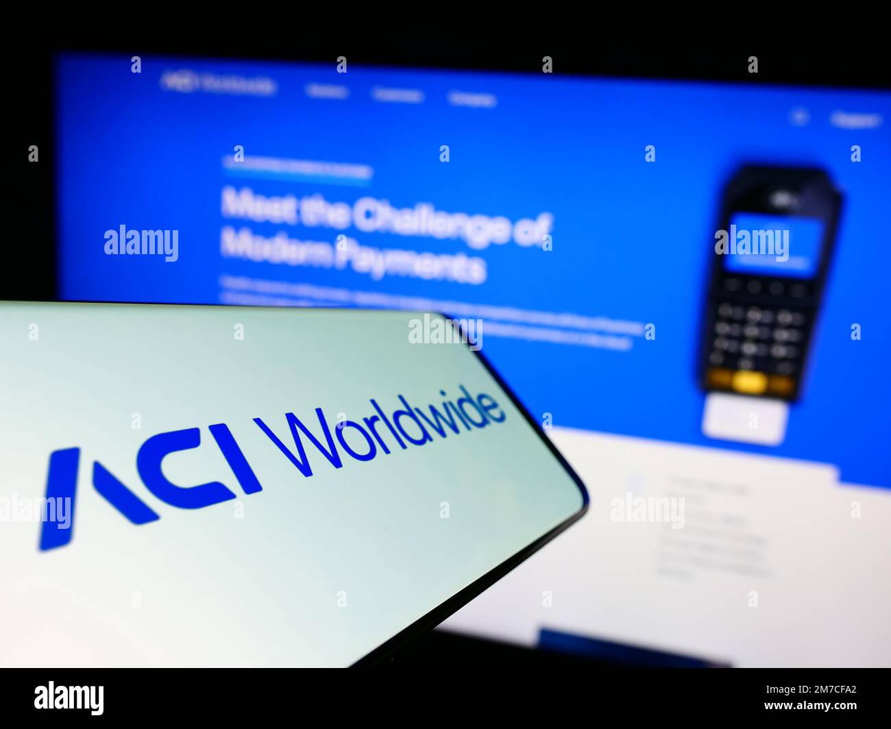 Smartphone mit Logo des amerikanischen Zahlungsunternehmens ACI Worldwide Inc. Auf dem Bildschirm vor der Business-Website. Konzentrieren Sie sich auf die Mitte des Telefondisplays. Stockfoto