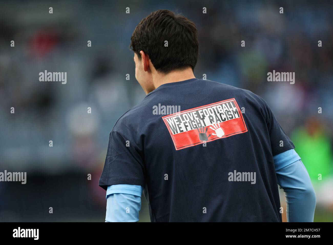 Ein Spieler aus Lazio trägt am 8. Januar 2023 im Stadio Olimpico in Rom, Italien, ein T-Shirt mit dem Logo „We love Football we fight Rassism“ beim Aufwärmen vor der italienischen Meisterschaft der Serie A zwischen SS Lazio und dem FC Empoli – Photo Federico Proietti/DPPI Stockfoto