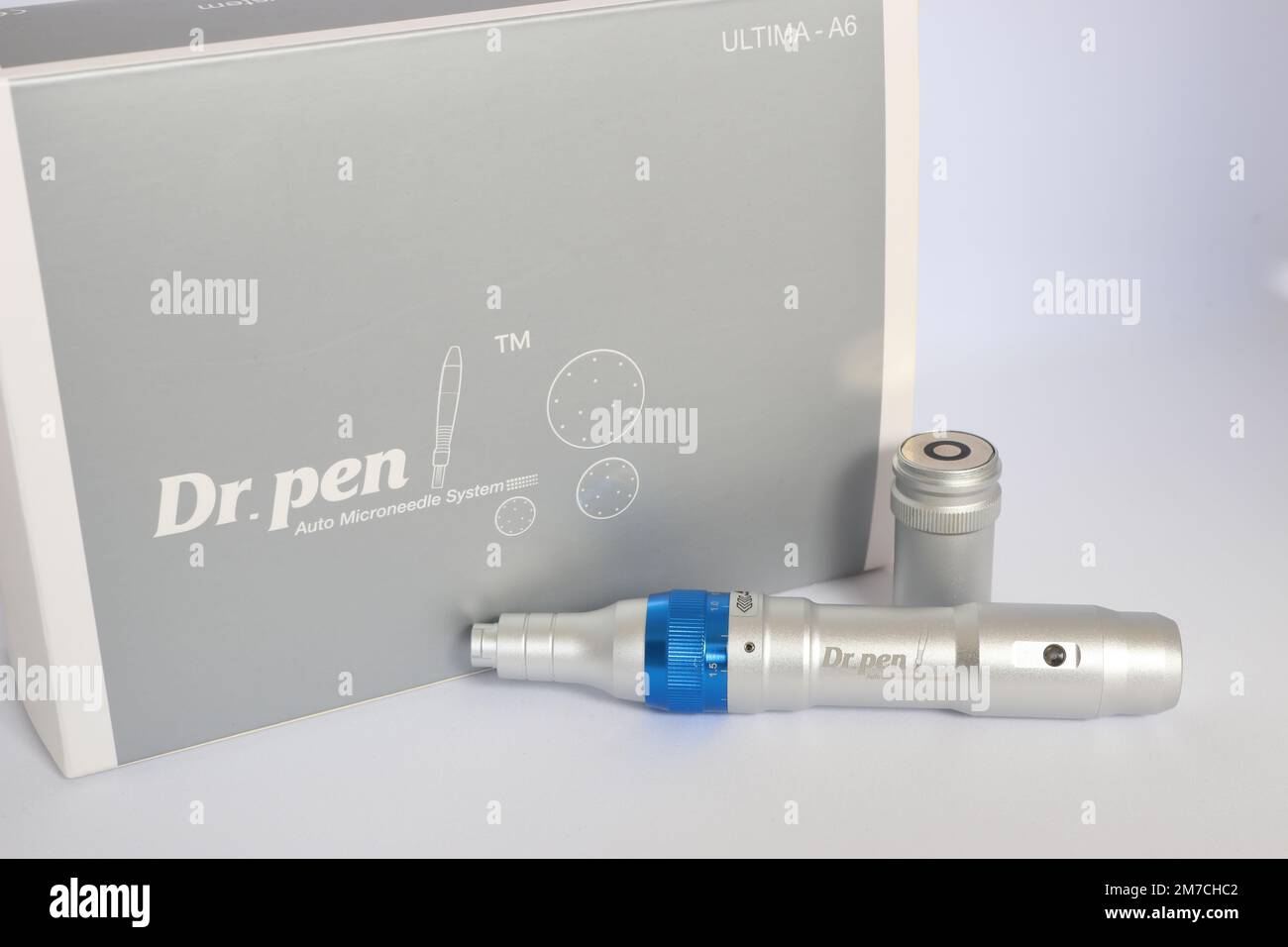 Ein Mikro-Nadelset mit Dr. Pen-Emblem und einer Schachtel Stockfoto