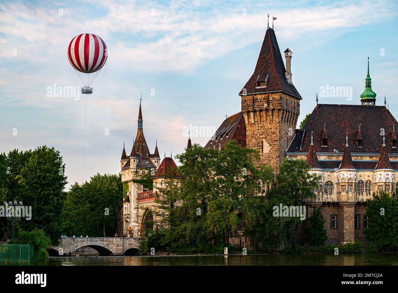 Neue Touristenattraktion in Budapest, Ungarn. Der Heißluftballon befindet sich im Stadtpark von Budapest. In der Nähe des berühmten Schlosses Vajdahunyad und Flo Stockfoto