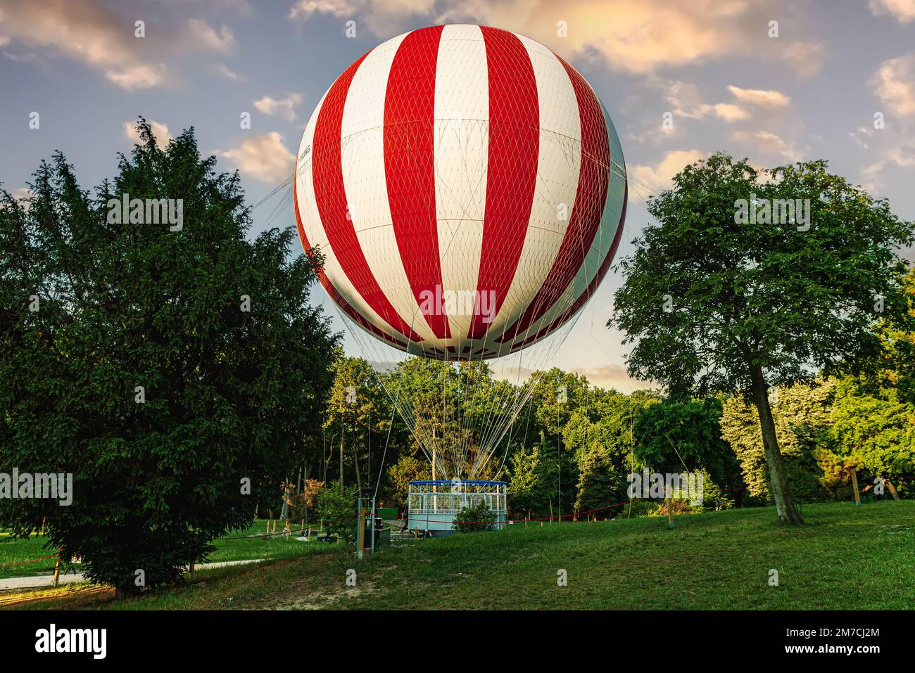 Neue Touristenattraktion in Budapest, Ungarn. Der Heißluftballon befindet sich im Stadtpark von Budapest. In der Nähe des berühmten Szechenyi Thermalbades und ca. Stockfoto Neue Touristenattraktion in Budapest, Ungarn. Der Heißluftballon befindet sich im Stadtpark von Budapest. In der Nähe des berühmten Szechenyi Thermalbades und ca. Stockfoto