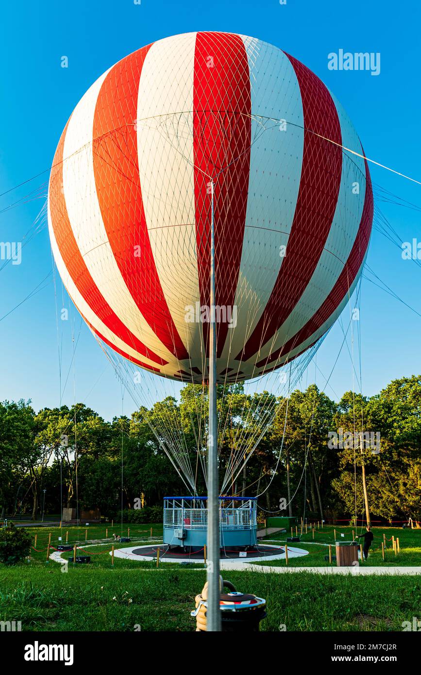 Neue Touristenattraktion in Budapest, Ungarn. Der Heißluftballon befindet sich im Stadtpark von Budapest. In der Nähe des berühmten Szechenyi Thermalbades und ca. Stockfoto