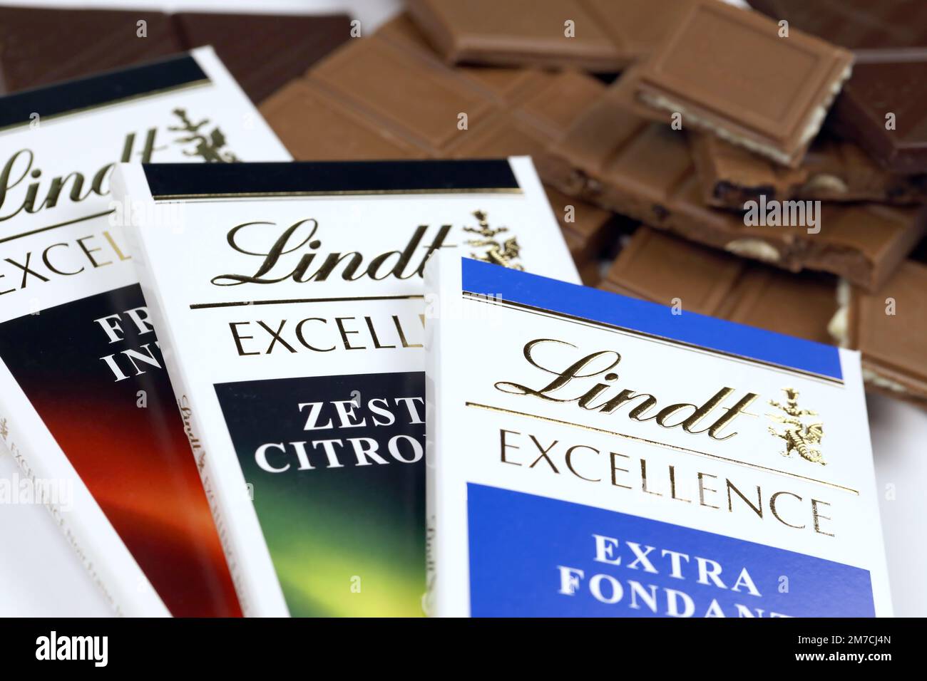 KIEW, UKRAINE - 4. MAI 2022 Lindt Schweizer Luxusmarken-Schokoladentabletten mit geprägtem Original-Firmenlogo. Stockfoto