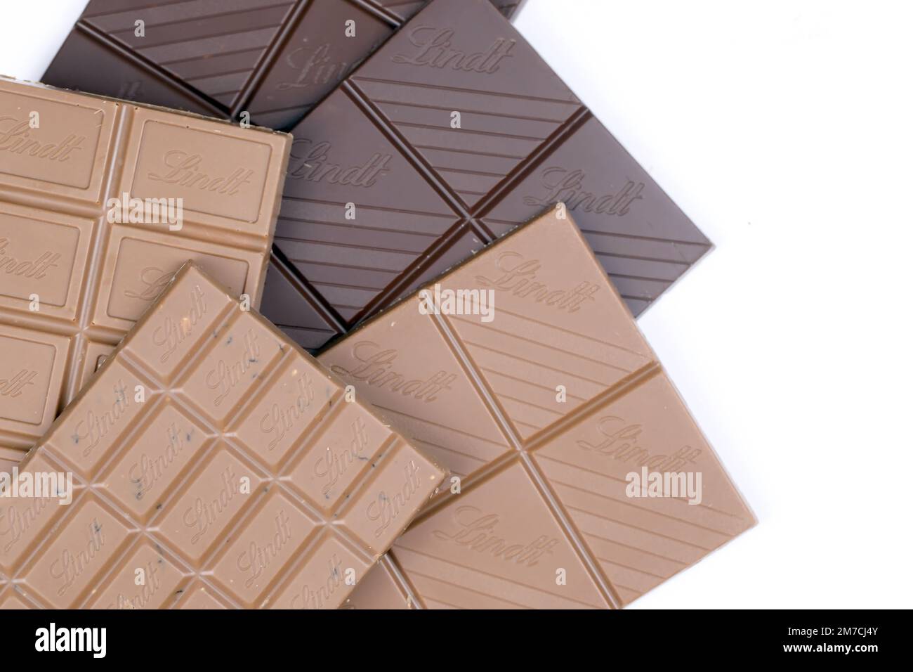 KIEW, UKRAINE - 4. MAI 2022 Lindt Schweizer Luxusmarken-Schokoladentabletten mit geprägtem Original-Firmenlogo. Stockfoto