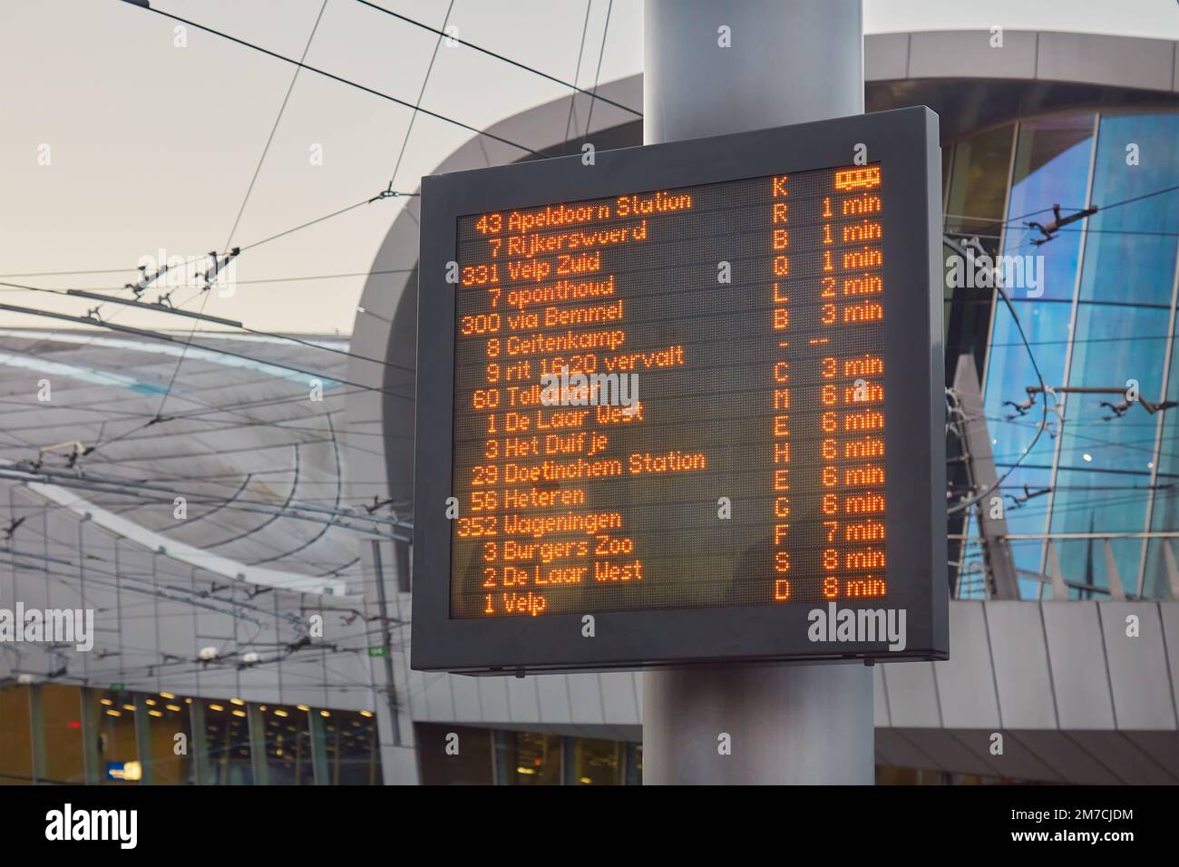 Informationstafel mit Abfahrtszeiten der niederländischen Busse vor dem Hauptbahnhof in Arnheim, Niederlande Stockfoto