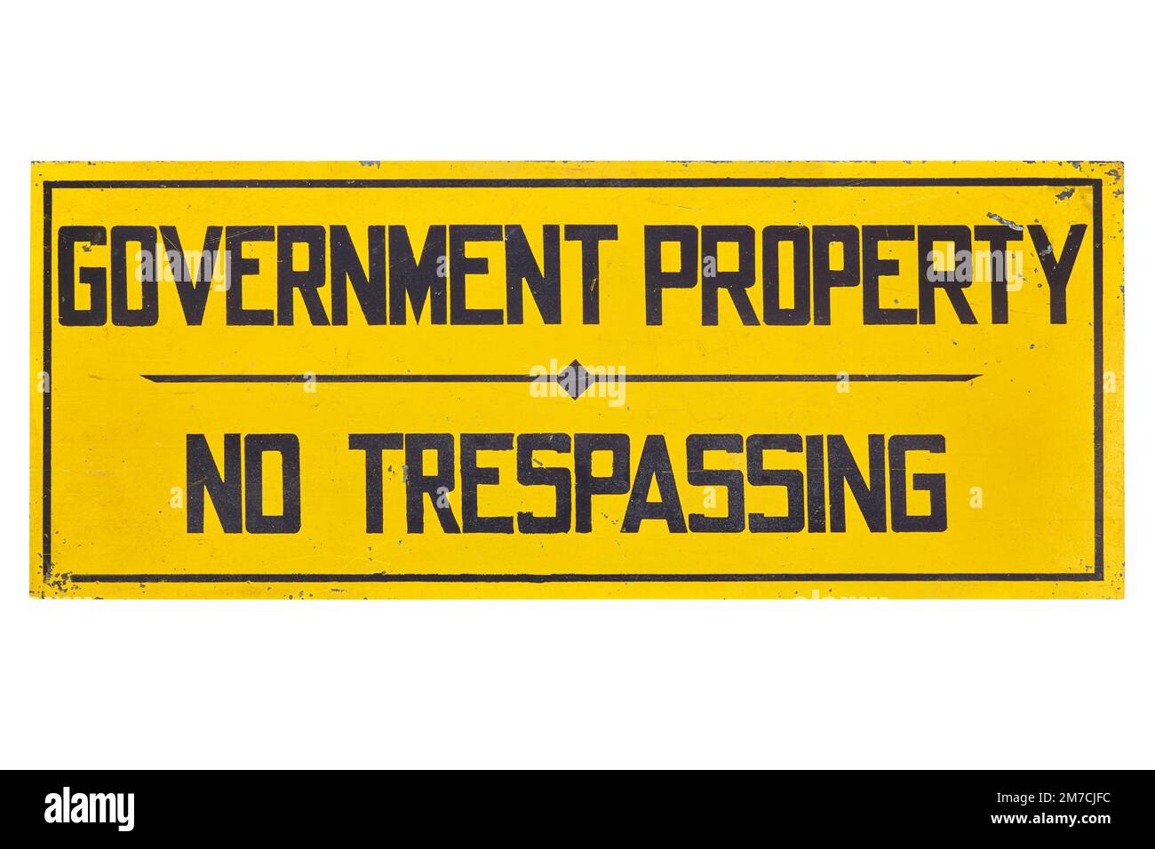 Gelbes amerikanisches Schild im Vintage-Stil mit dem Text „Government Property no unerlaubtes Betreten“ Stockfoto
