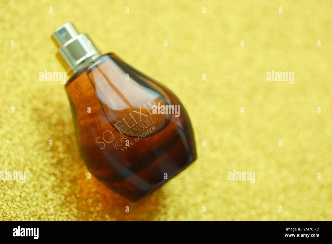 KIEW, UKRAINE - 4. MAI 2022 Flasche so Elixir Bois Sensuei Parfüm von Yves Rocher auf hellem Hintergrund Stockfoto