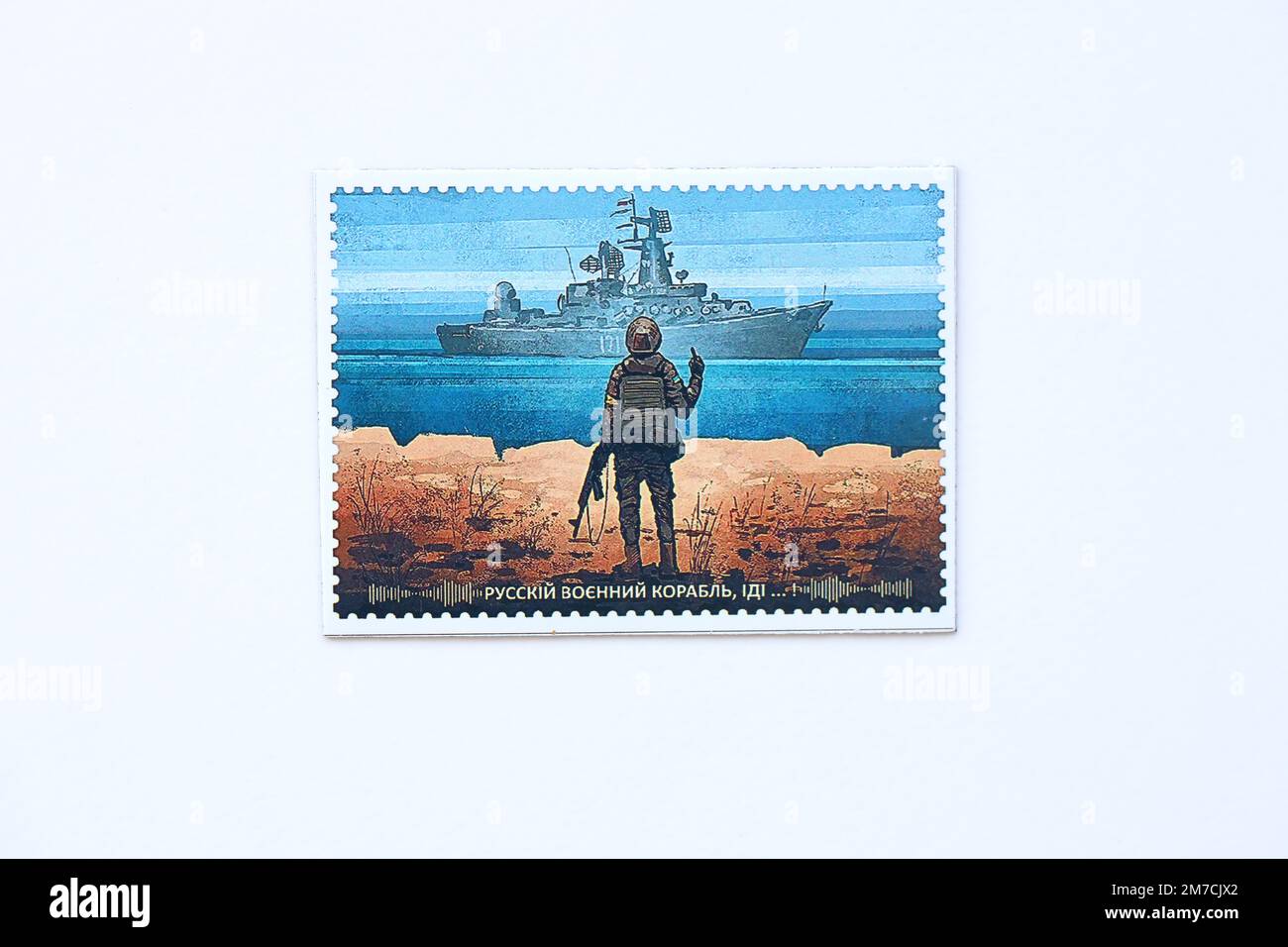 KIEW, UKRAINE - 4. MAI 2022 berühmtes ukrainisches Souvenir mit dem Anschein eines Postmarkens mit russischem Kriegsschiff und ukrainischem Soldaten Stockfoto