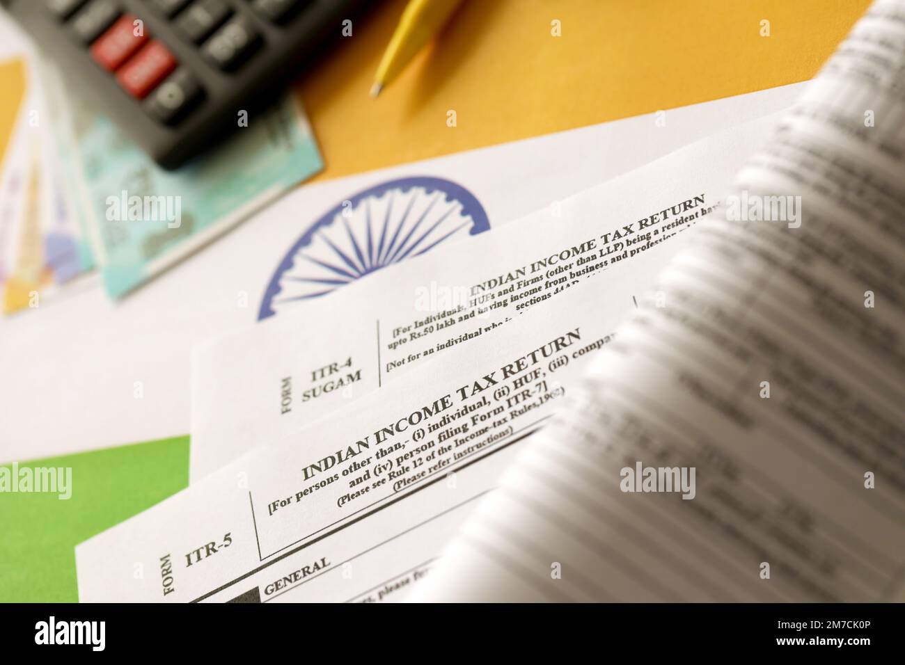 KIEW, UKRAINE - 4. MAI 2022 Indische Einkommensteuererklärung, leeres Formular mit Stift- und indischen Rupien-Rechnungen auf indischer Landesflagge. Konzept der jährlichen Steuermeldung Stockfoto