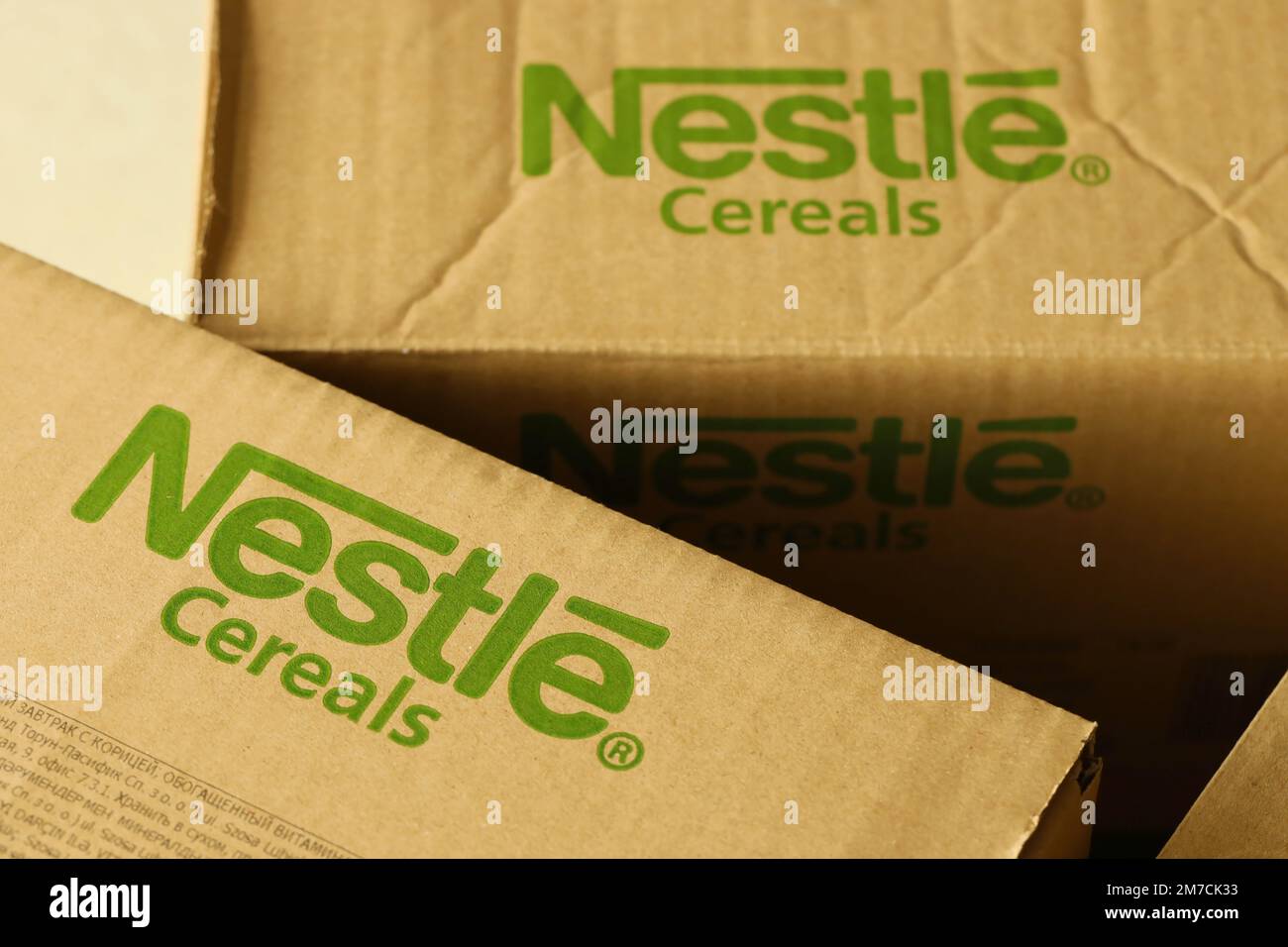 KIEW, UKRAINE - 4. MAI 2022 große Kartons mit dem Logo von Nestle Company. Portionierung von Nestwaren Stockfoto