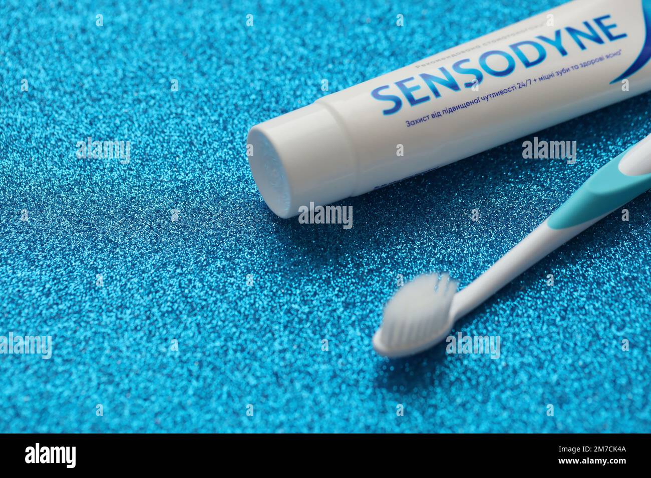 KIEW, UKRAINE - 4. MAI 2022 Sensodyne Fluor oder Fluor ist eine tägliche Fluorid Zahnpasta, die gegen Zahnempfindlichkeit schützt Stockfoto