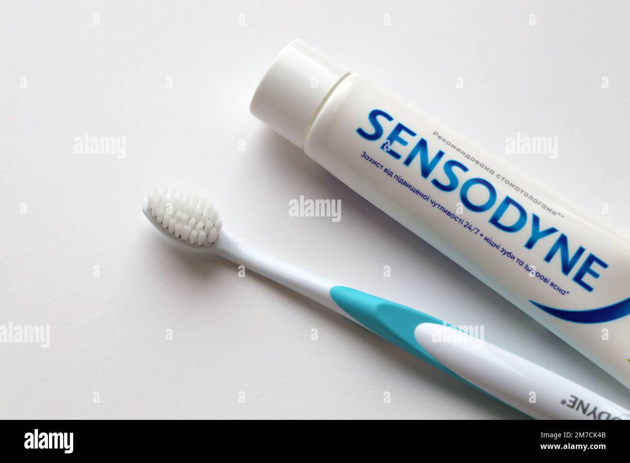 KIEW, UKRAINE - 4. MAI 2022 Sensodyne Fluor oder Fluor ist eine tägliche Fluorid Zahnpasta, die gegen Zahnempfindlichkeit schützt Stockfoto