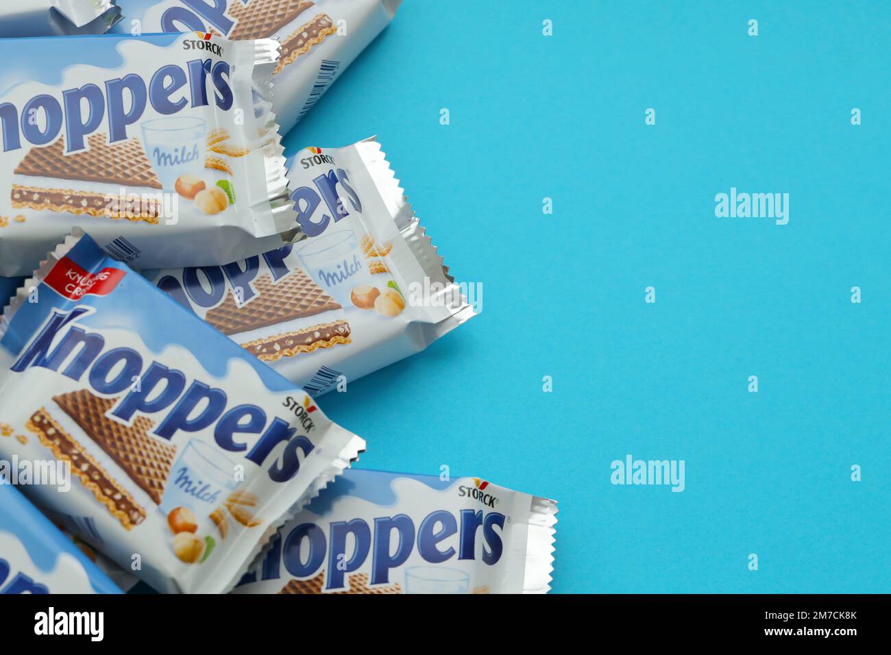 KIEW, UKRAINE - 4. MAI 2022 Packshot von Knoppers knusprigen Waffelsandwiches, hergestellt von Storck. Stockfoto