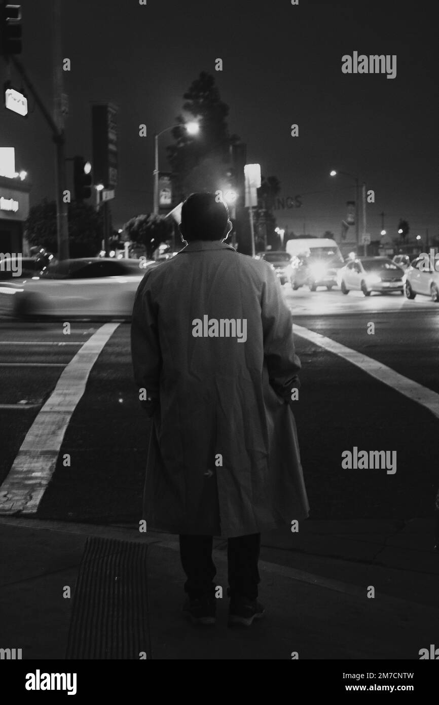 In einer kalten Nacht auf die Straßenbeleuchtung warten. Stockfoto