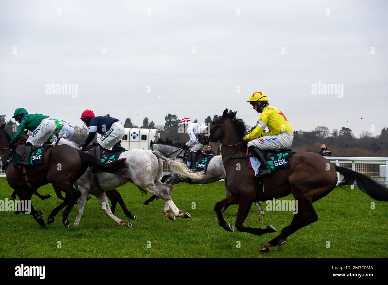 Ascot, Berkshire, Großbritannien. 22. Januar 2022. Das Handicap-Hürdenrennen von SBK Holloway (Klasse 2) in Ascot heute. Kredit: Maureen McLean/Alamy Stockfoto