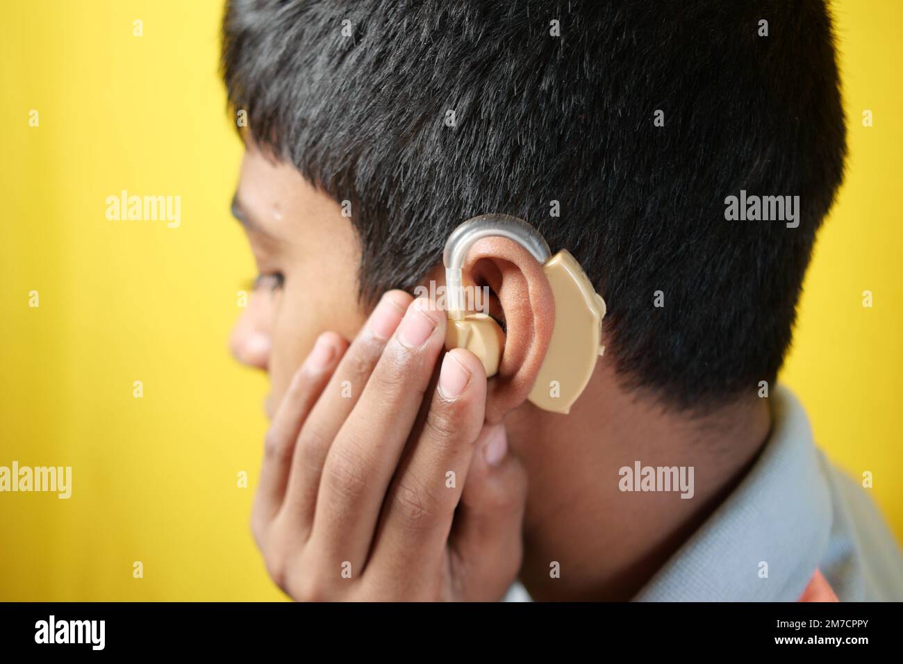 Hörgerätekonzept, Teenager mit Hörproblemen. Stockfoto