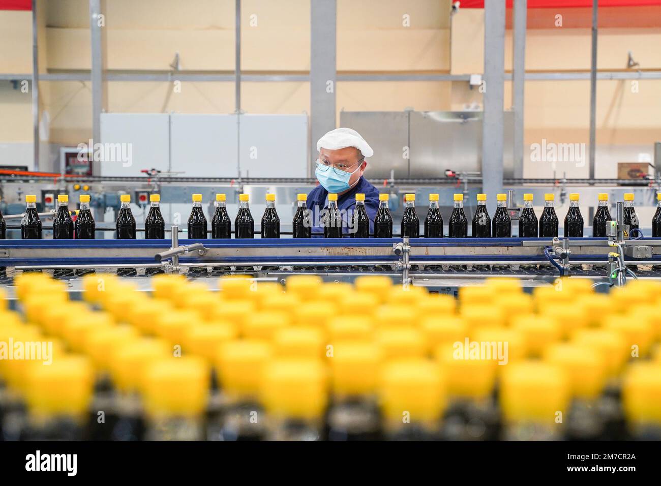 ZHENJIANG, CHIAN 9. JANUAR 2023 Arbeiter in einer Werkstatt der