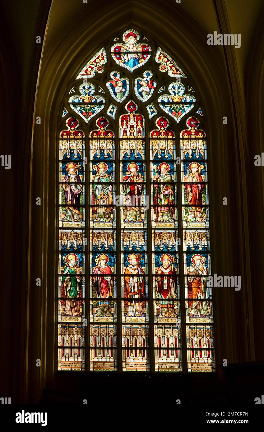 Buntglas, das St. Boniface (unterer Teil) mit einem Schwert zeigt, das ein Buch durchbohrt, St Salvador's Cathedral Brügge, Belgien. November 2022 Stockfoto