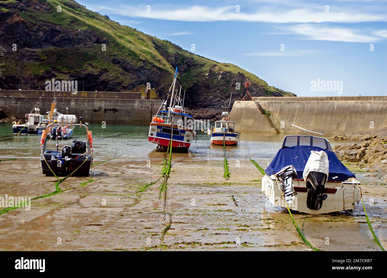 Fischerboote liegen im Sand in Port Isaac, Cornwall, England Stockfoto