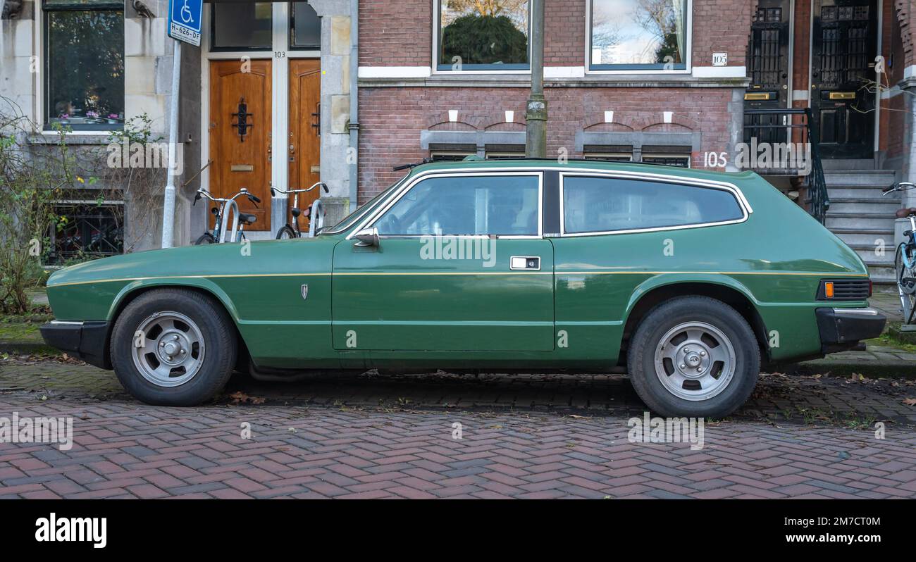 Amsterdam, Niederlande, 08.01.2023, Seitenansicht des Retro-Sportwagens Scimitar GTE ab 1979 Stockfoto